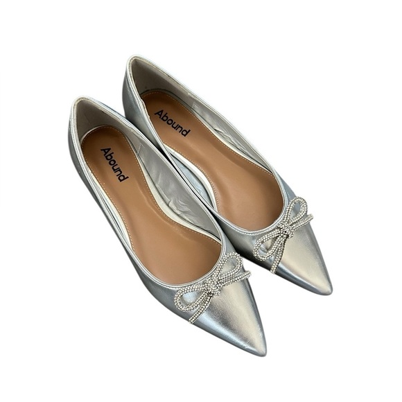 NEW Abound Silver Pointed Toe Flats Crystal Bow - Size 8 - Picture 2 of 5